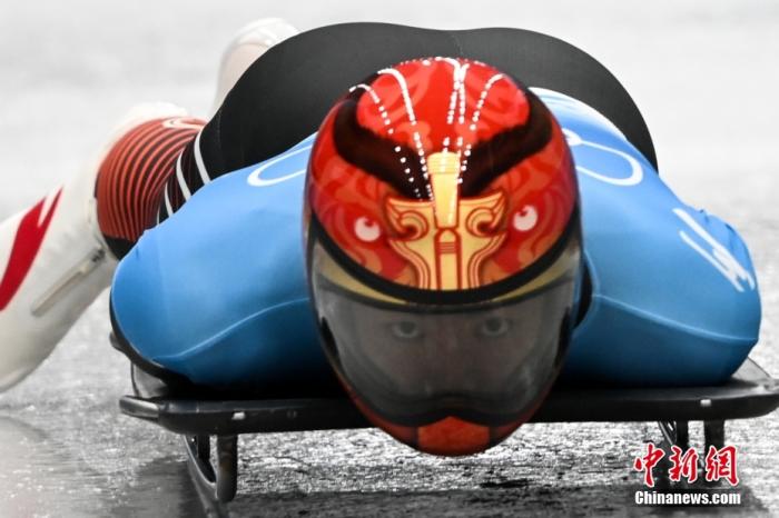 2月11日晚举行的北京冬奥会男子钢架雪车比赛中，中国选手殷正位列第5，并以4.58秒刷新了“雪游龙”男子钢架雪车赛道出发纪录。他的中国风头盔也引发媒体的关注。赛后，殷正告诉记者他的头盔名为“游龙虎冠”。殷正表示，头盔是由一位中国本土设计师参与设计，目的是为了在冬奥赛场上展示中国文化。中新社记者 何蓬磊 摄
