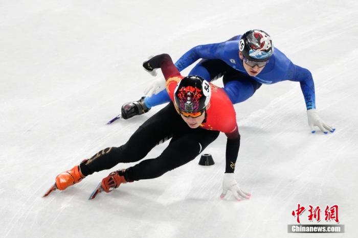 2月11日，中国队选手任子威(左)在比赛中。当日，北京2022年冬奥会短道速滑男子500米预赛在首都体育馆举行。中国三名选手任子威、武大靖、孙龙全部晋级。 中新社记者 毛建军 摄